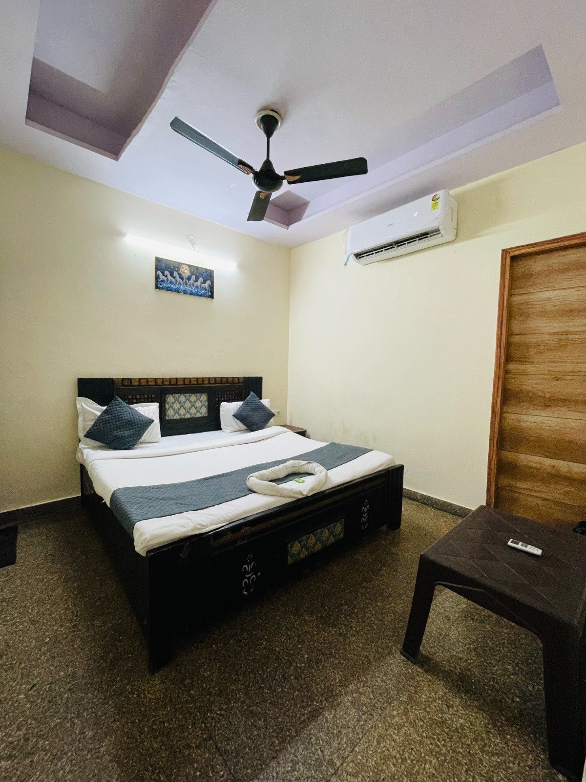 Roomshala Hotel Janta DLX - Near Karkardooma Metro Station Delhi